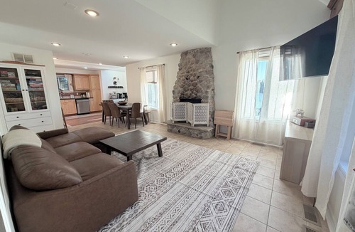 Joly House | Sunset Chalet | 4-Season Waterfront Getaway