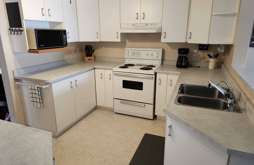 Fenelon Falls Cottage | Sunset Haven in Fenelon Falls - Beautiful weed-free waterfront with AC/WIFI!