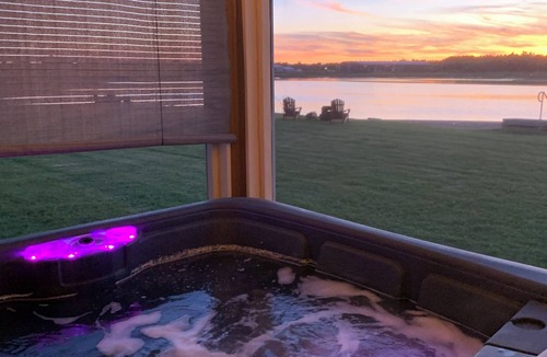 Richibucto House | Sunset Jacuzzi Waterfront Beach & Pool Chalet