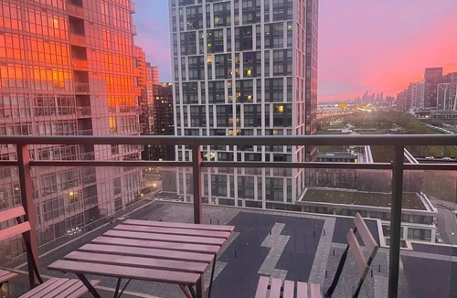 Bathurst Quay House | Sunset Views 1+1 2br condo with P near CN Tower