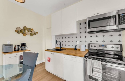 Niagara Falls House | Sunshine Villa Closest BNB to Falls Hot Tub Oasis