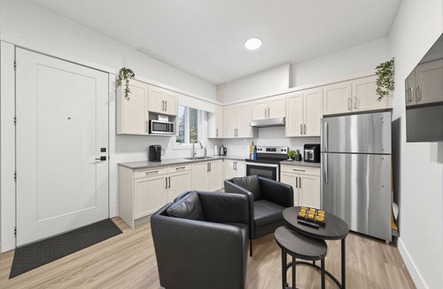 Fleetwood House | Surrey Modern Private 1 Bedroom Suite with Kitchen