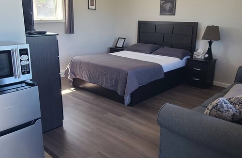 Waubaushene Hotel | Tay Motel