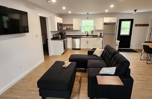 Victoria Junction House | “The Beagle” - Entire House Near Airport & CBU