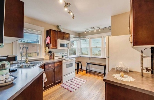 Castlegar House | The Black Sheep BnB: Artsy 3 bed heritage home