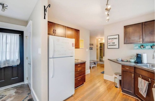 Castlegar House | The Black Sheep BnB: Artsy 3 bed heritage home