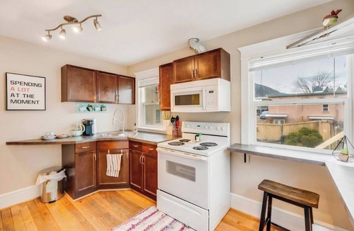 Castlegar House | The Black Sheep BnB: Artsy 3 bed heritage home
