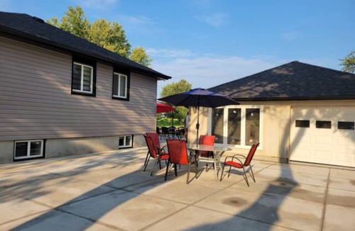 Niagara Falls House | The Blue Bungalow Retreat - Get together with Friends & Family!