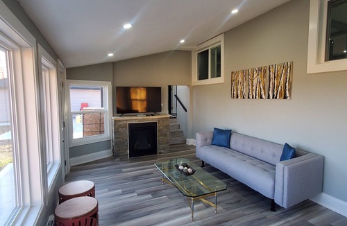 Niagara Falls House | The Blue Bungalow Retreat - Get together with Friends & Family!