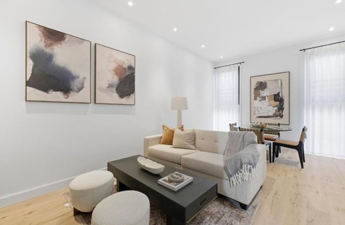 Beaconsfield Village Hotel | The Brick Hotel - The Laneway