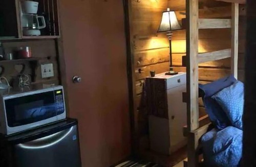 Beaverdell Cabin | The Bunk House