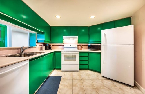 Chinatown Apartment | The City Experience, Walk to Gastown and Transit