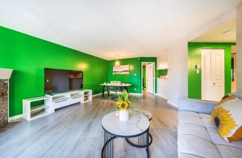 Chinatown Apartment | The City Experience, Walk to Gastown and Transit