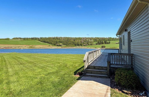 Clinton House | The Clinton Cottage - Waterfront - Hot Tub