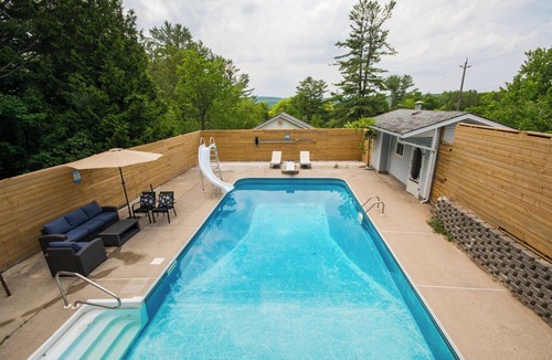 Penetanguishene House | The Discovery Retreat: Heated Pool, Hot Tub, Firepit, BBQ, Sauna, Game Room