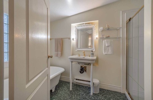 Chemainus Bed & Breakfast | The Garden Cottage Room