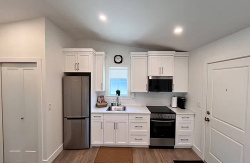 Chilliwack Cabin | The Guesthouse - Private Furnished Guest Suite