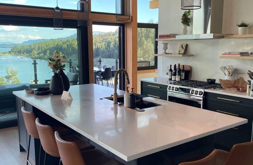 Invermere House | The Holiday House - Spectacular Views - Lakefront - Hot Tub
