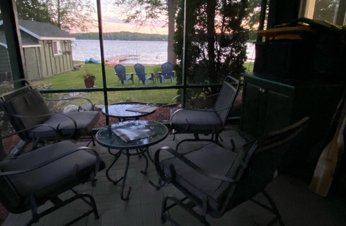 Utterson Cottage | The Lakeshore Oasis - Beautiful All Season Muskoka Cottage with Sunset View