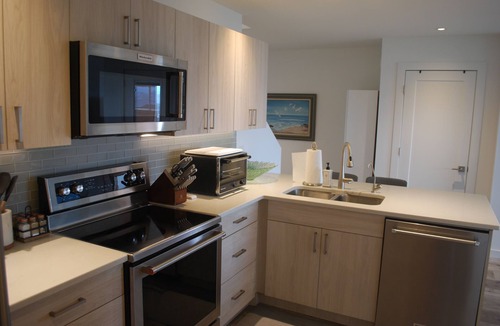 Central Okanagan Apartment | THE LAKEVIEW LOOKOUT, 1 Bedroom - Sleeps 2- walking distance to Lake & Wineries.