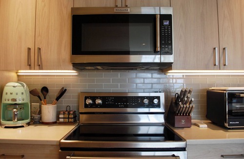 Central Okanagan Apartment | THE LAKEVIEW LOOKOUT, 1 Bedroom - Sleeps 2- walking distance to Lake & Wineries.