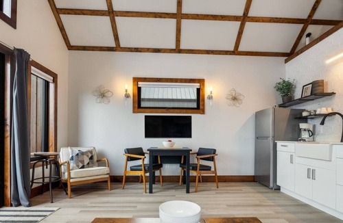 Saint Louis de Kent Cabin | The Maple Nordic Chalet, king bed, luxury bathroom