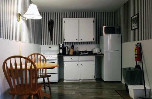 Pleasant Bay Hotel | The Mountain View Motel & Cottages