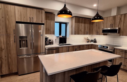 Nelson House | The Orange Bridge Lookout | Modern 2BR | Walk to Everything