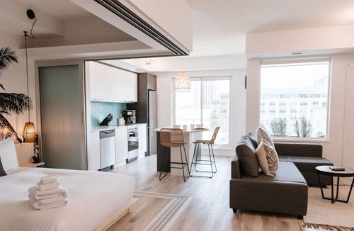 Kelowna Central Business District Condo | The Palms - Downtown