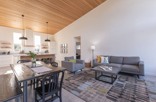 Tofino House | The Pods Paradise-Marina, hot tub, walking distance to shops