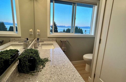 Regional District of Nanaimo Bed & Breakfast | The Raven Haven Loft w/Majestic Views and Nearby Neighbourhood Beaches