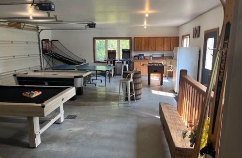 Chatsworth Cottage | The Riverfront Hideaway ★ Hot Tub★ Games Room ★ Arcades ★ Firepit ★ BBQ ★ Hiking