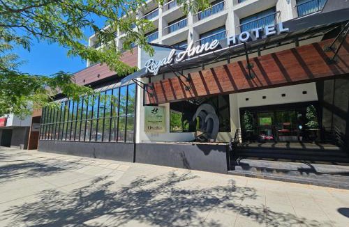 Kelowna Central Business District Hotel | The Royal Anne Hotel