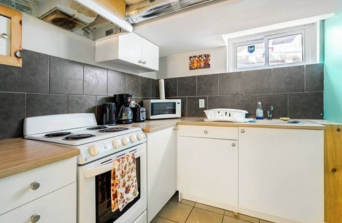 Brampton Apartment | The Rustic Barn - Urban Retreat | King bed | Pet friendly | Full apartment