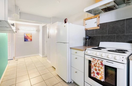 Brampton Apartment | The Rustic Barn - Urban Retreat | King bed | Pet friendly | Full apartment