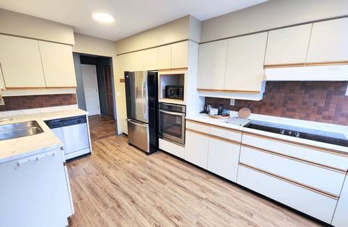 Fairview Condo | The Skyline Suite l S. Granville Penthouse w patio & parking