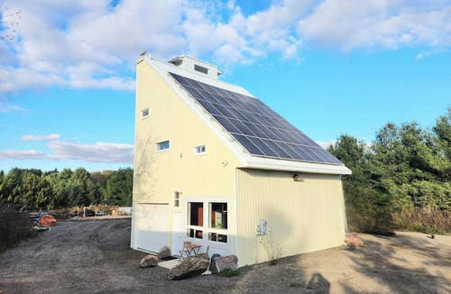 Adjala-Tosorontio House | The Solar Barn - Large 3 Bedroom House In Palgrave on big property with trails