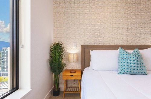 Downtown Kelowna Apartment | The Stunning House Of Marilyn ✰ King Beds + Stunning Views!