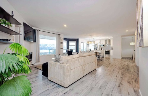 Shannon Lake House | The Sunset! 5 Bedroom House With Hot Tub & Views