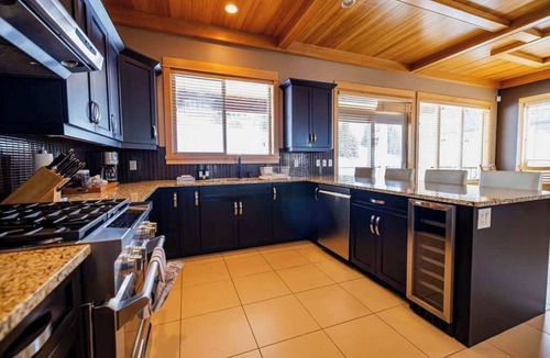 Silver Star Mountain House | The Trail House | 7BR Sleeps 18 | Spacious Retreat