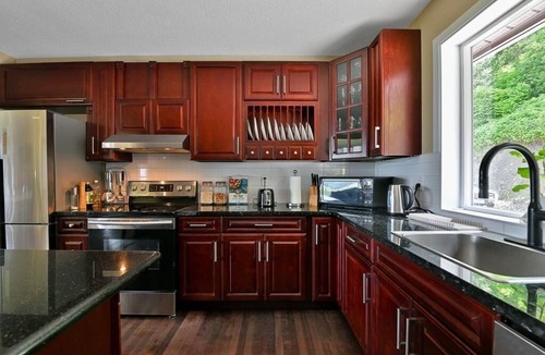 Eastern Hillsides House | THE VIEW BNB Forest Retreat with Scenic Farm Views | 10 Min to Chilliwack