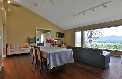 Eastern Hillsides House | THE VIEW BNB Forest Retreat with Scenic Farm Views | 10 Min to Chilliwack