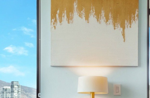 Downtown Kelowna Apartment | The Wakiki Retreat ❀ 2 Min To Beach + Amazing views