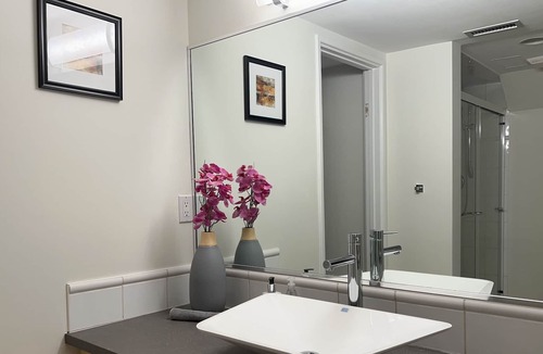Downtown Kelowna Condo | The Waterfront-Modern 2 Bedroom 2 King Size Bed Condo Downtown