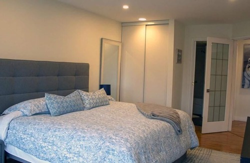 Downtown Kelowna Condo | The Waterfront-Modern 2 Bedroom 2 King Size Bed Condo Downtown