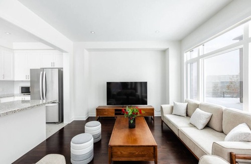 Oakville Villa | The Willow Gate| 4BR Lux Modern Serenity town home