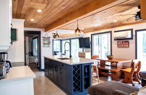 Gravenhurst Cottage | The Willow | Lakefront Cottage | Muskoka