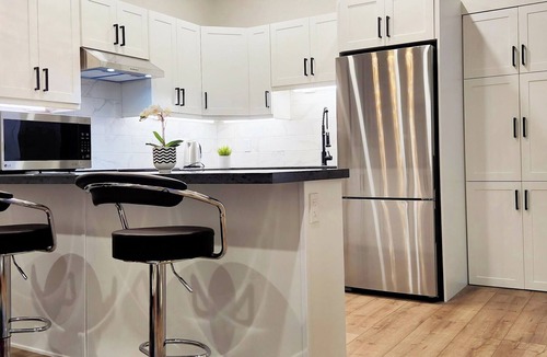 Downtown Apartment | The Zen Escape Modern Queen-Bed Full Apartment