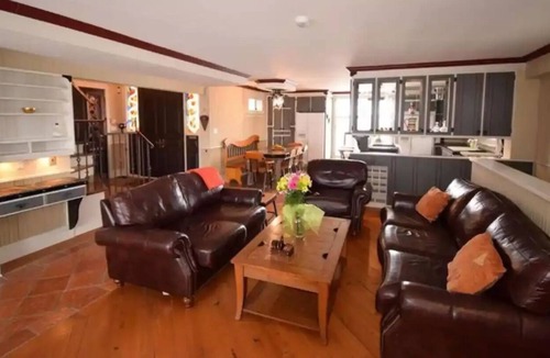 Niagara-on-the-Lake Cottage | This European flair minutes from historic Niagara On The Lake