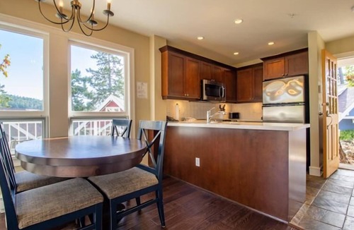 Pender Island Cabin | This Pender Island cottage has stunning views overlooking the Marina.